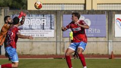 Ayoub despeja el bal�n ante Andr�s Calvo durante el partido de la primera vuelta en Os Carr�s.