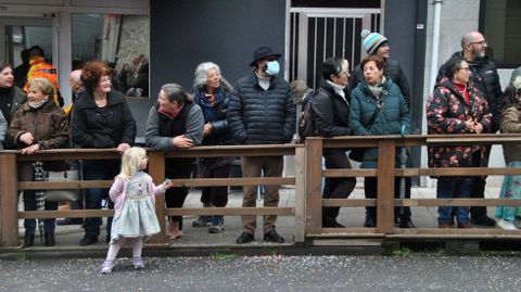 Hubo mucho público en la calle para seguir el desfile de Ferreira