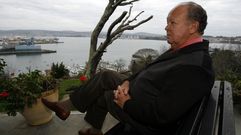 Miguel Fern�ndez, en el jard�n de su casa en A Gra�a