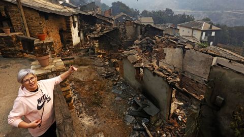 Pepita observaba hace un a&ntilde;o la destrucci&oacute;n que dej&oacute; el incendio que asol&oacute; San Vicente de Leira, en Vilamart&iacute;n de Valdeorras. &laquo;Vimos para facernos unha idea do que perdemos&raquo;, contaban ella y su hermana tras regresar al lugar del que fueron evacuadas. Un centenar de viviendas sufrieron da&ntilde;os. Lo ocurrido all&iacute; se convirti&oacute; en un s&iacute;mbolo de la ola de incendios. 
