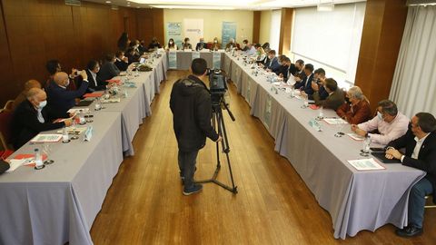 Dirigentes de ocho federaciones de cofrad�as cerraron este viernes en Viveiro una cumbre a la que asistieron autoridades de Pesca, ISM y Marina Mercante, as� como miembros de sociedades de armadores y organizaciones de productores de A Mari�a