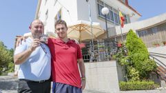 Miguel V�zquez, con su hijo Miguel, a la entrada de La Costera y mostrando una foto del edificio original de 1982