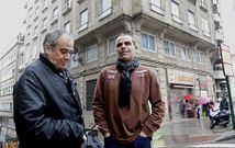 Pita y otro directivo ante el edificio en el que residen.