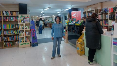 Rosa Mayo, la librera de Follas Novas, que lleva más de tres décadas en la sección de infantil