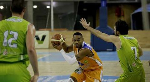 Dos jugadores del Navarra cierran el paso a Sean Ogirri.