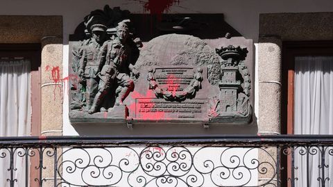 Pintura en la placa que recuerda a Franco y a su hermano en la fachada del balcón de la calle María.