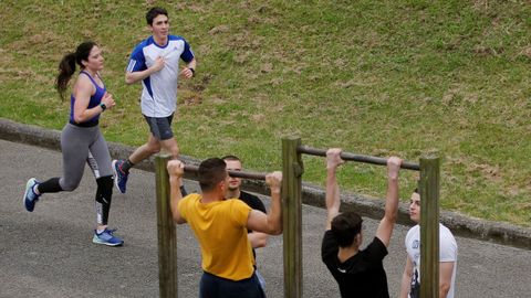 Varias personas hacen deporte en el parque de Invierno de Oviedo,