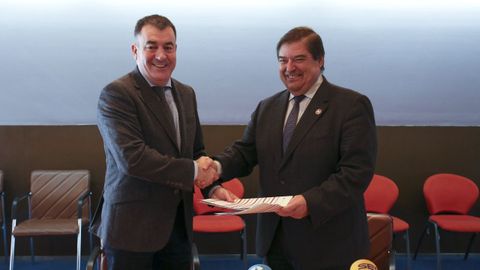 El conselleiro de Educaci�n y el rector de la UDC, tras la firma del convenio en el campus de Ferrol