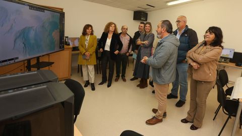 El profesor Jos Antonio Santos Prez explicando, durante la visita de la directora xeral de FP, el funcionamiento del Timezero Professional, un simulador de ltima generacinque permite planificar y navegar de forma an ms fiable