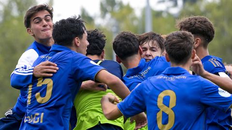 Los jugadores del juvenil A del Real Oviedo celebran un gol esta temporada