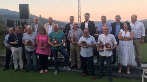 Foto de familia de los premiados con representantes del consejo regulador y polticos