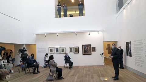 El presidente del Principado de Asturias, Adri�n Barb�n, interviene durante la presentaci�n de la exposici�n �Orlando Pelayo: exilio y memoria� del Museo de Bellas Artes de Asturias.