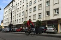 Al fondo, el edificio en donde se encuentra el piso que se subastar�, en la avenida Rosal�a de Castro. 