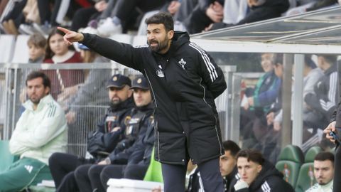 Guillermo dando indicaciones en un partido disputado este curso en A Malata. 