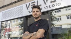 A solo unos pasos del estudio de Velvet Tattoo en Concheiros, en el bajo siguiente a este, se emplazar� la nueva academia de tatuaje de Diego Hermo (en la foto), quien hace un a�o se alzaba con el primer premio en una convenci�n de profesionales que reuni� en Compostela a tatuadores de toda Galicia, Portugal y otras muchas partes de Espa�a. paco rodr�guez
