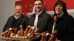 El alcalde de Navia de Suarna, Jos� Fern�ndez, junto al diputado Pablo Rivera y a la responsable de Embutidos Suarna, Mari Carmen S�nchez