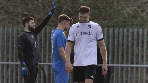 Javi, del Dumbr�a, se lamenta tras una ocasi�n frente al O Val
