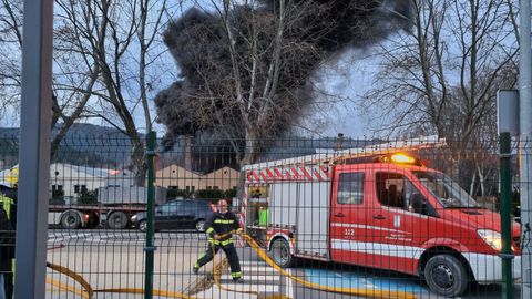 Medios de extinci�n de O Barco y refuerzos de otras localidades llegaron para atajar el incendio que afecta a una antigua zona industrial.