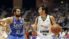 Llull, defendiendo a Corbacho en la visita del Real Madrid a Sar en la temporada 13/14
