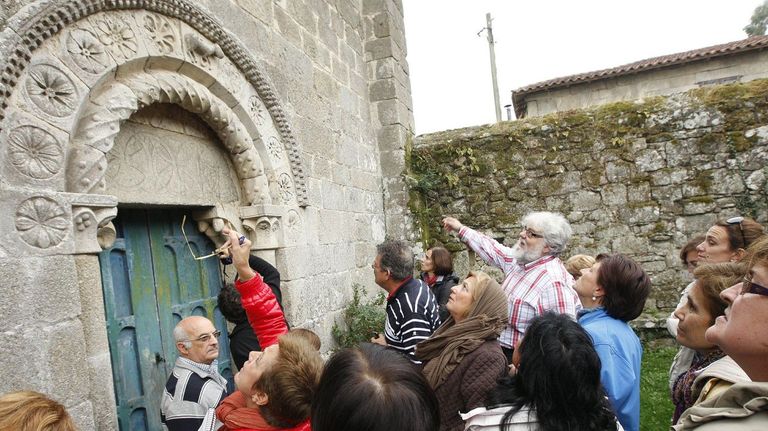 Una visita guiada a la iglesia rom�nica de San Miguel de Eir�, en el municipio de Pant�n