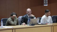 Jos� Luis Franco ( de blanco) y Yared Gestal (de verde, tap�ndose el rostro) en una de las sesiones del juicio por el crimen de Yoel Quispe en la Audiencia Provincial de A Coru�a