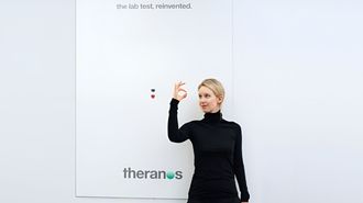 Holmes presentaba su nuevo test de laboratorio siempre de negro y ofreciendo una imagen de sobriedad