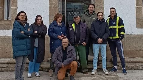 Personal del Ayuntamiento de Sober, frente a la casa consistorial en la concentraci�n del 25N
