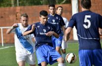 El sportinguista Rubio, que marc� dos goles, presionando a un jugador ponteces�n. 