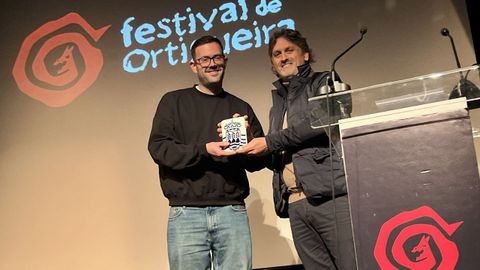 El alcalde le entreg� el escudo de Ortigueira a Bruno Lozano Nov�s, en reconocimiento por los 12 a�os que estuvo al frente de la Escola de Gaitas