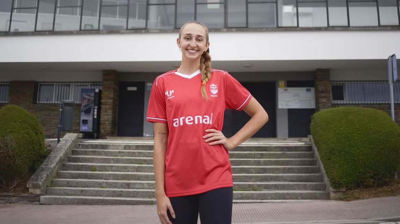 Anjelina Starck, jugadora del Emevé: «Me gusta cómo el club conecta mucho con los equipos más jóvenes de la cantera»