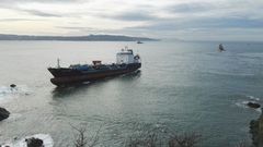 El buque encallado Blue Star vuelve a navegar