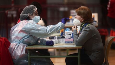 Una sanitaria recoge muestras para un test en Mstoles, Madrid