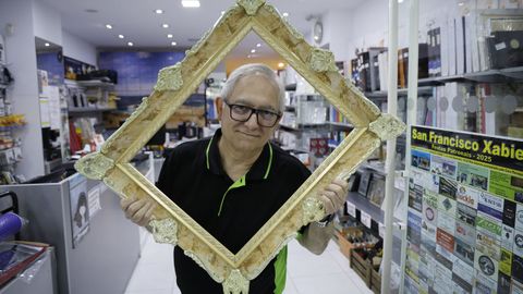 Roberto Cruz, en su tienda de la calle Barcelona, que cerrar� la pr�xima Nochebuena