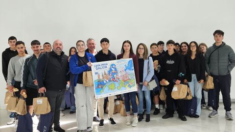 Comunidad del IES Pedra da Aguia, con el trabajo premiado. 