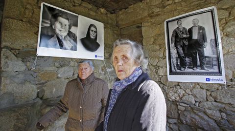 Dos de las vecinas que tuvieron que abandonar en su día la aldea