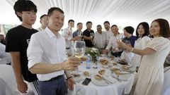 Un grupo de visitantes chinos disfrutando del albari�o durante la fiesta de Cambados.
