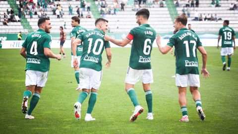 Jugadores del Racing de Ferrol celebrando el tanto de Ojeda