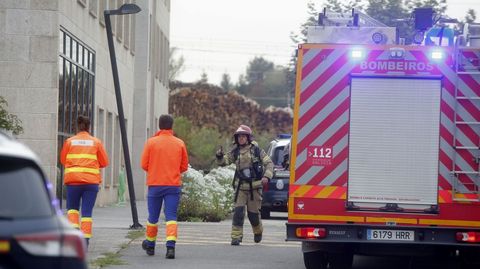 Dos sanitarios y un bombero en el recinto exterior de la residencia