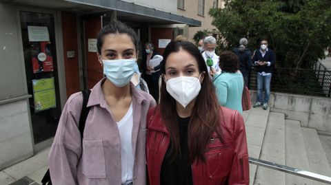 Mara Lpez y Anneliese Castillo, ayer tras su recibimiento en el centro de salud de Monforte