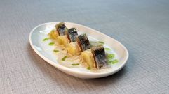 Nuevo entrante, con sardina ahumada, puerro asado con una sopa de ajoblanco. Tras este bocado viene una vieira gallega con salsa menier de su coral, ajada y panko frito, otra creaci�n reciente de la casa. Y, para culminar, sus ya famosas croquetas (las de chori�o y casta�a, acompaadas de otras variedades como pueen ser las de bacalao, carrilleras, setas o quesos).