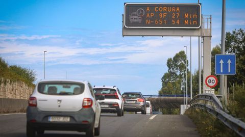 Panel informativo que indica la duraci�n estimada del trayecto por autopista y por la carretera nacional en el acceso desde el ramal de O Couto.