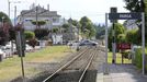 La vía del tren pasa por el centro urbano de Parga