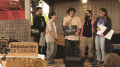 A banda pontevedresa Pablo y los ciervos dorados, no momento de recibir o premio no Festival da Luz