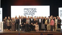 Foto de familia de los galardonados junto a las autoridades durante la ceremonia de los premios.