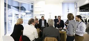 El �stand� de Setga enfrentaba dos im�genes de grandes dimensiones de Pontevedra y �msterdam. 