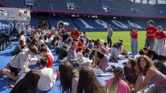 Un total de 371 estudiantes de 2.� de ESO de cuatro centros de A Coru�a protagonizaron la RCP masiva organizada por Cruz Roja en el estadio de Riazor.
