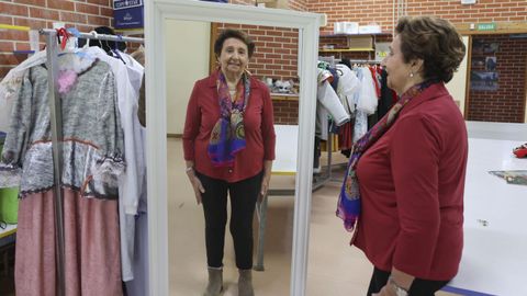 Teresa Traba, en el taller de costura de la sede de Aspas en San Marcos,�donde se guardan los trajes de carnaval