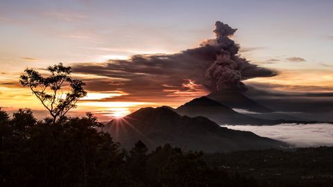 M�xima alerta en Bali tras la erupci�n de un volc�n