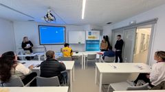 Trece personas participan en el curso de formaci�n de carretillero en Ribeira

