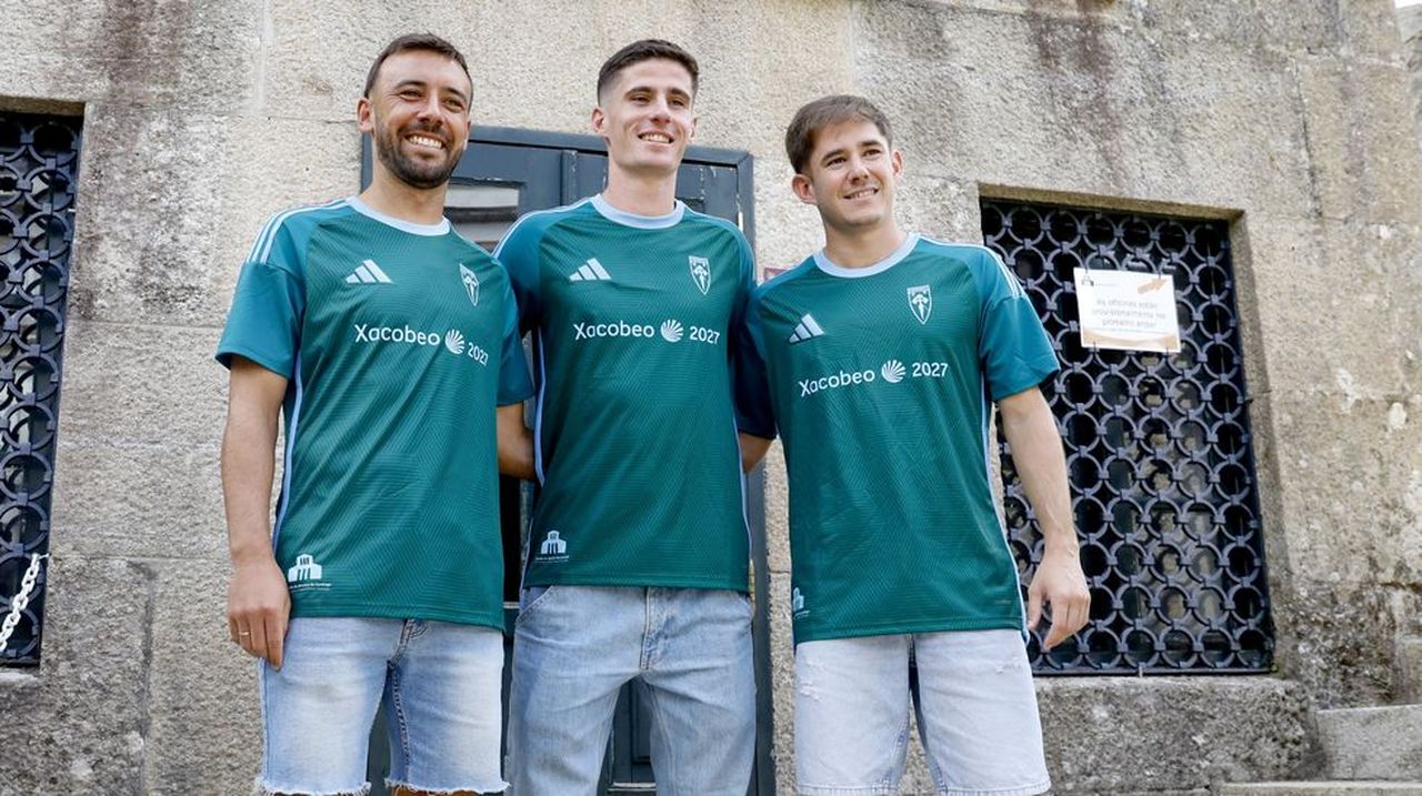 Jordan Sánchez, Miguel Prado y Álex Gil presentaron la camiseta verde del Compostela